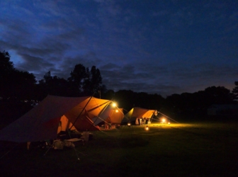 Campingveld 2 bij nacht